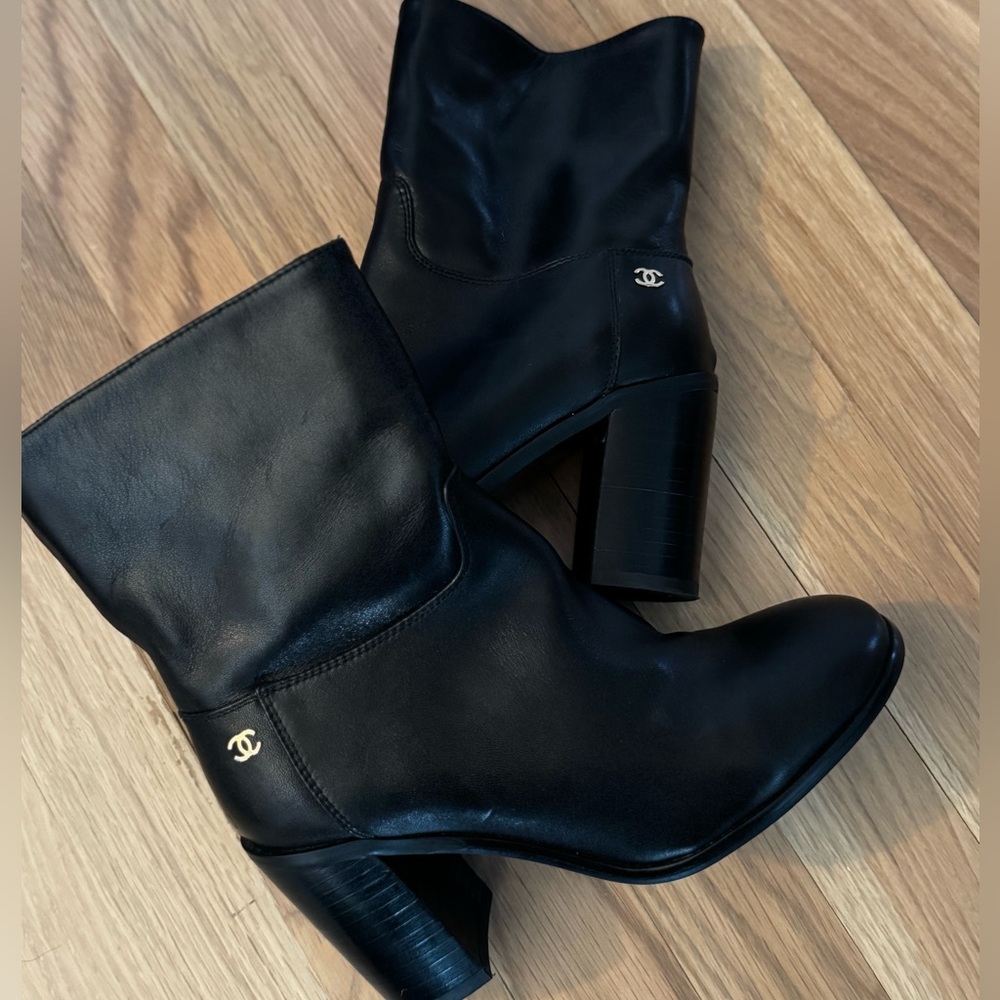 Comfortable black leather boots with a heel size 35